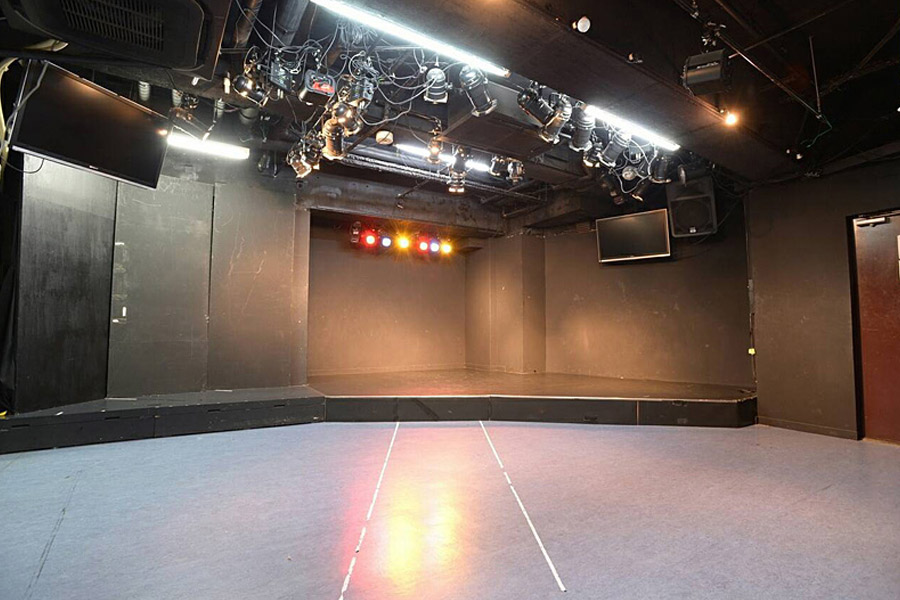 メイン舞台 | 劇場写真 | 劇場ビット | 東京、新中野にある舞台・朗読劇・ライブハウス・スタジオ・レッスン・撮影に「82-劇場」